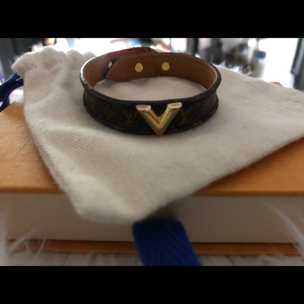Essential V Bracelet